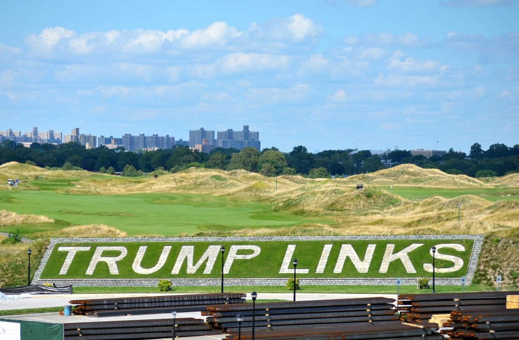Picture of the Trump Links sign